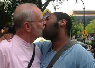 homos_kiss_in