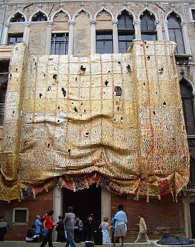 El Anatsui, « Fresh and Fading Memories », Palazzo Fortuny, Venice, 2007.(photoOctober Gallery, Londres)
