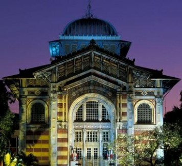 La-Bibliotheque-Schoelcher-de-Fort-de-France-vue-de-nuit