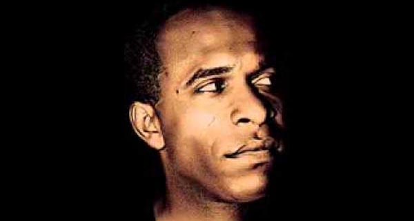 Frantz Fanon, Peau Noire Masques Blancs : l'un des plus grands ouvrages du  XXe Siècle. 