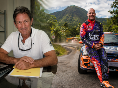 Bernard Levalois à gauche et Simon Jean-Joseph à droite devant une voiture de rallye, avec une route montagneuse martiniquaise en arrière-plan.